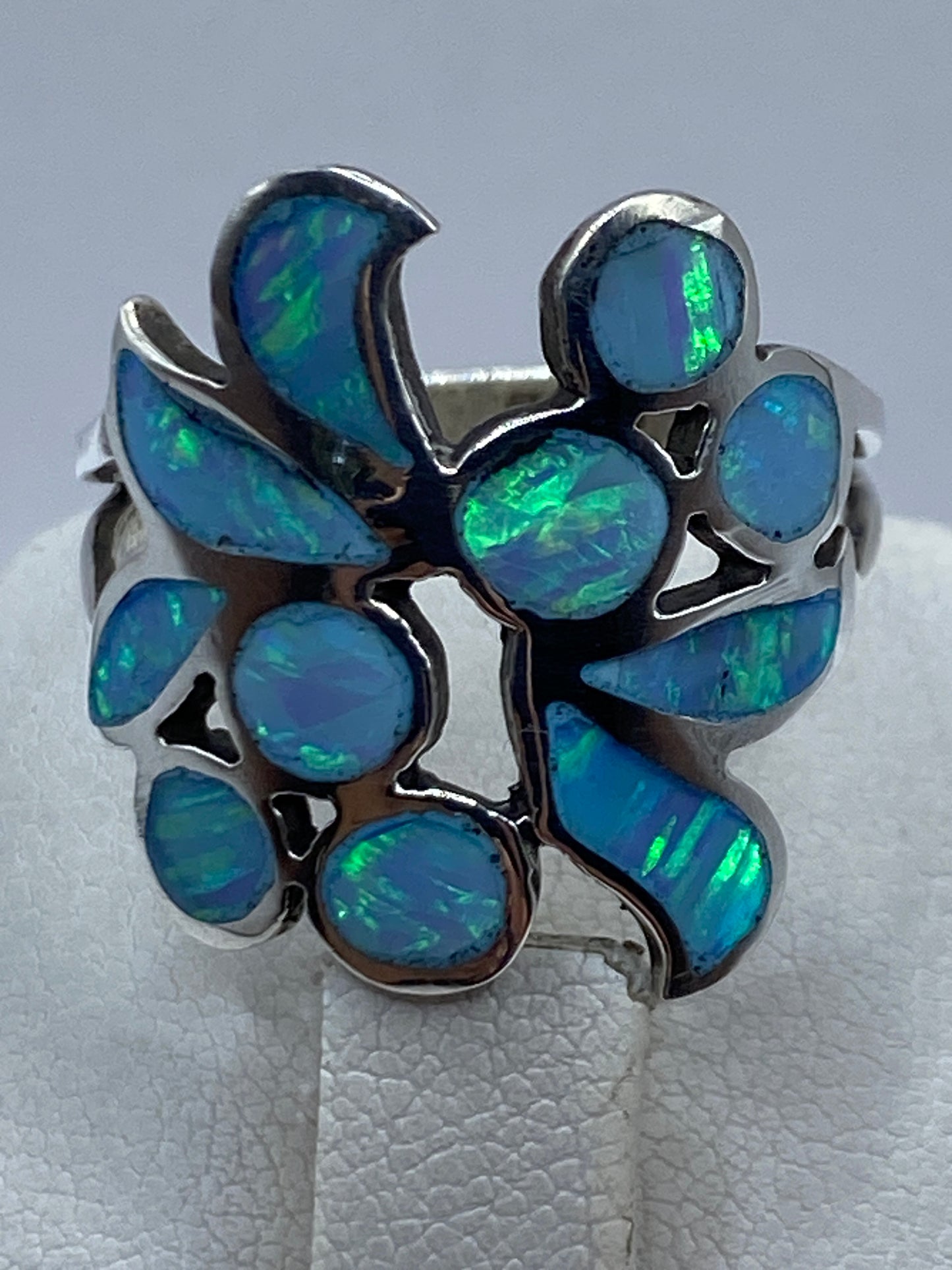 Detalle del ópalo azul cielo refractando luz verde y azul