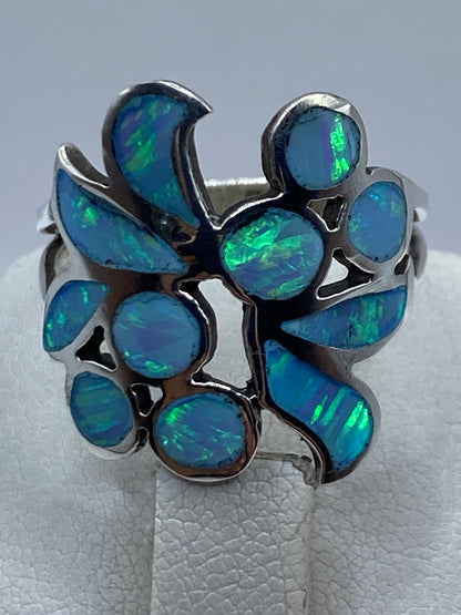Detalle del ópalo azul cielo refractando luz verde y azul