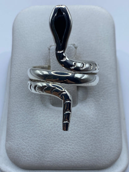 Anillo de plata cobra envolvente en talla 8, vista frontal sobre fondo blanco