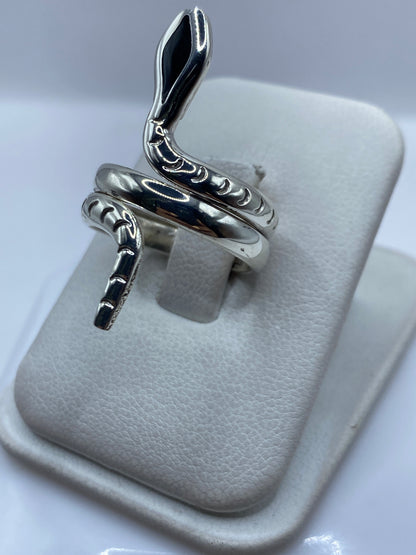 Detalle de la cabeza de cobra con ojos y escamas grabadas en plata .925