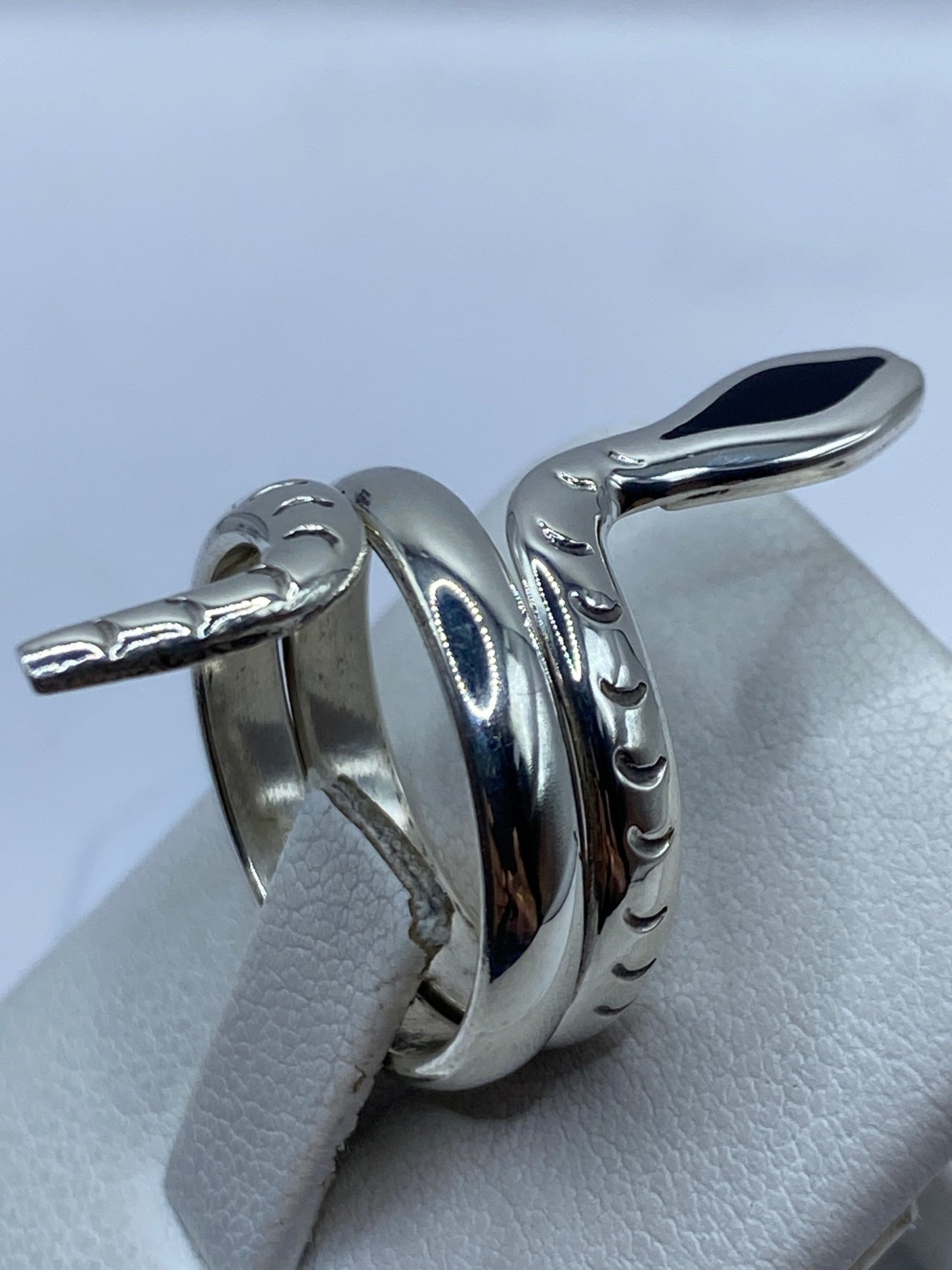Anillo cobra ajustado en dedo, mostrando el abrazo 3D de la serpiente