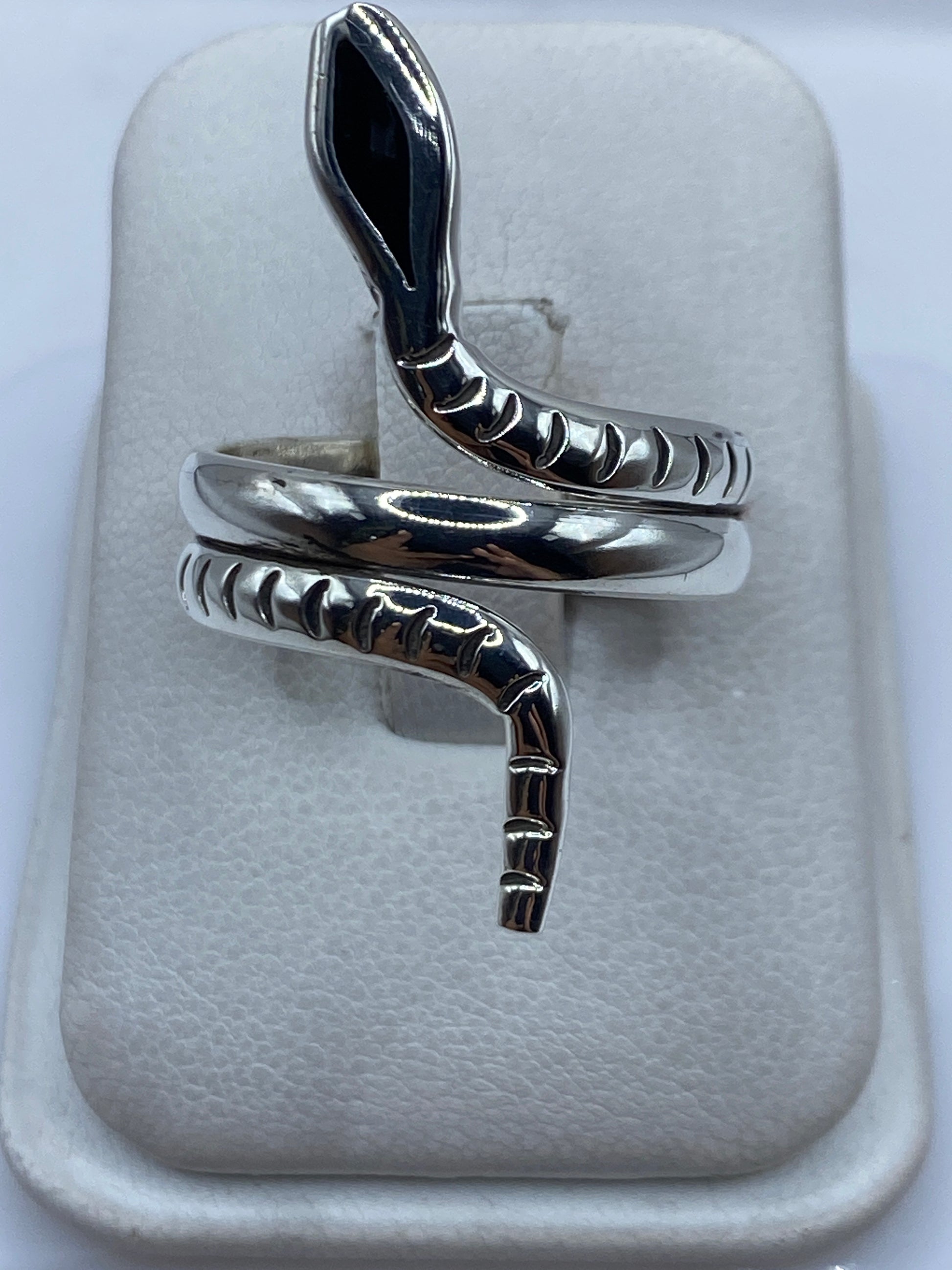 Anillo de plata serpiente ajustable en espiral sobre fondo blanco