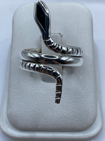 Anillo de plata serpiente ajustable en espiral sobre fondo blanco