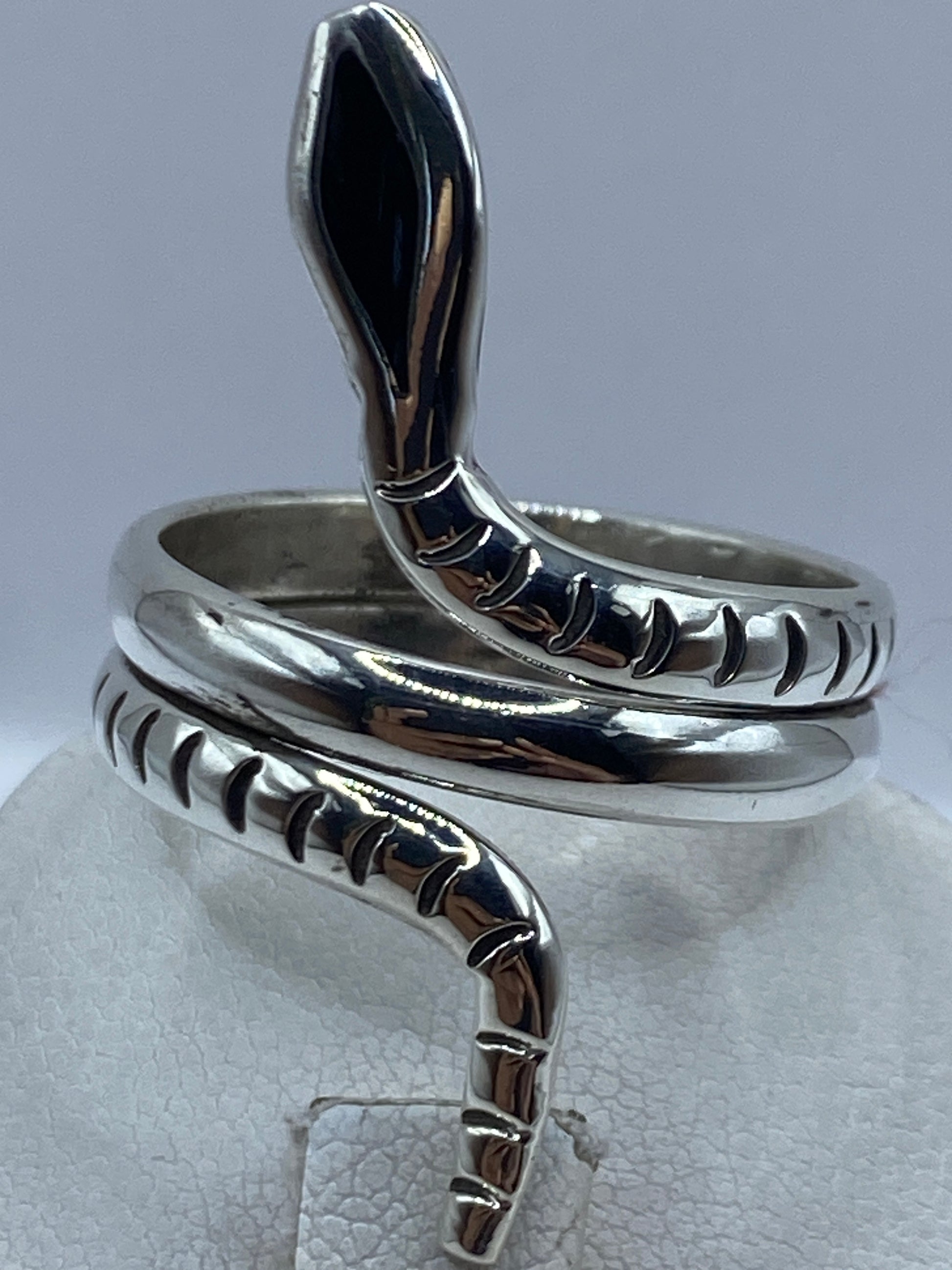 Anillo serpiente ajustable puesto en el dedo, mostrando el diseño envolvente