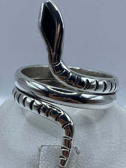 Anillo serpiente ajustable puesto en el dedo, mostrando el diseño envolvente