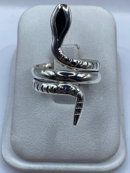 Anillo serpiente envolvente en plata .925, vista frontal con la serpiente enrollada alrededor del dedo