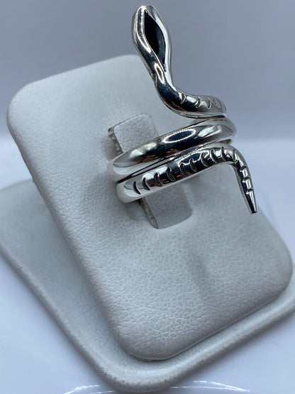 Detalle lateral del anillo serpiente mostrando el volumen 3D y la cabeza de la serpiente