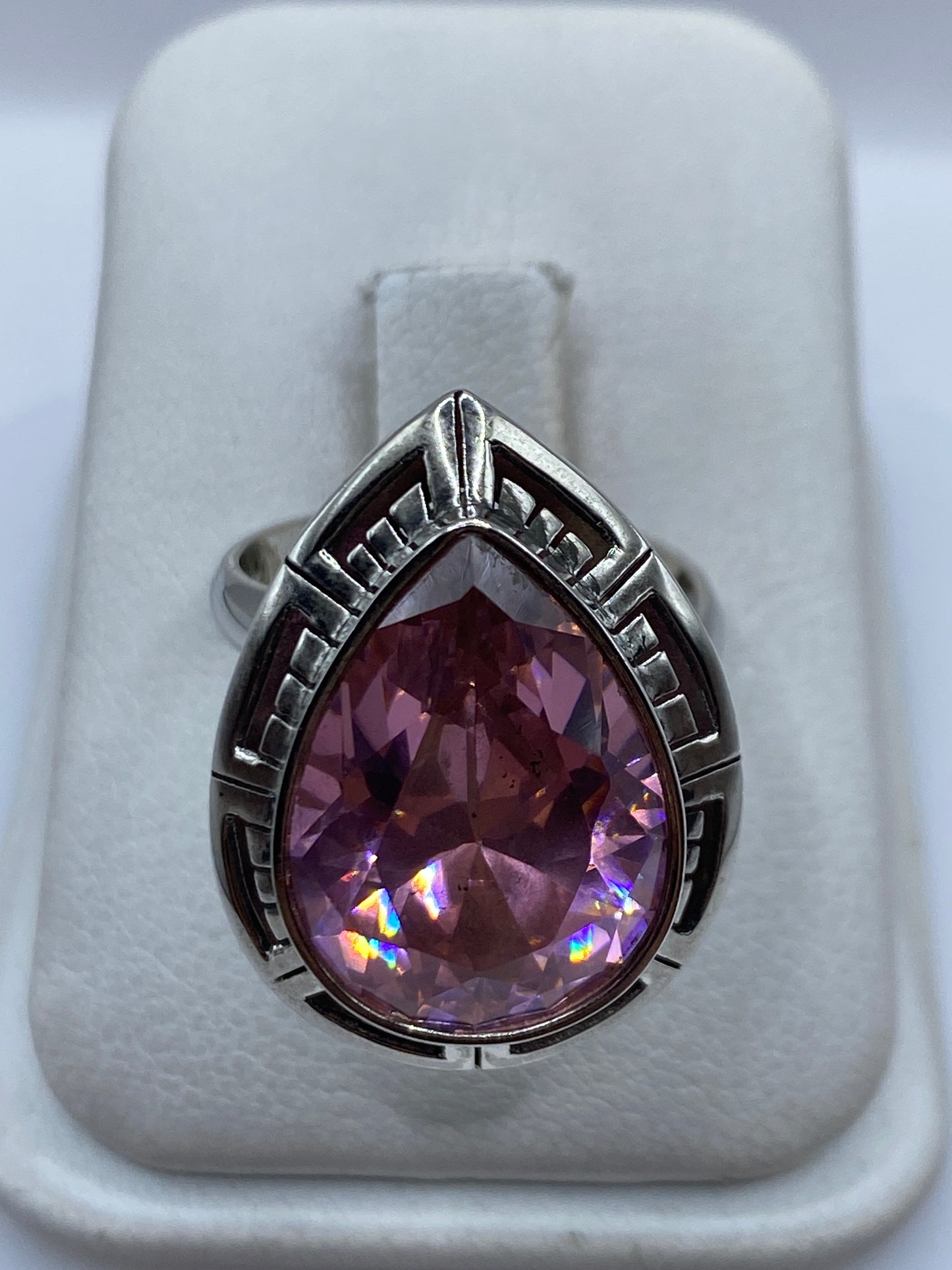 Anillo de plata ajustable con circonia rosa facetada en diseño art-déco sobre estuche blanco