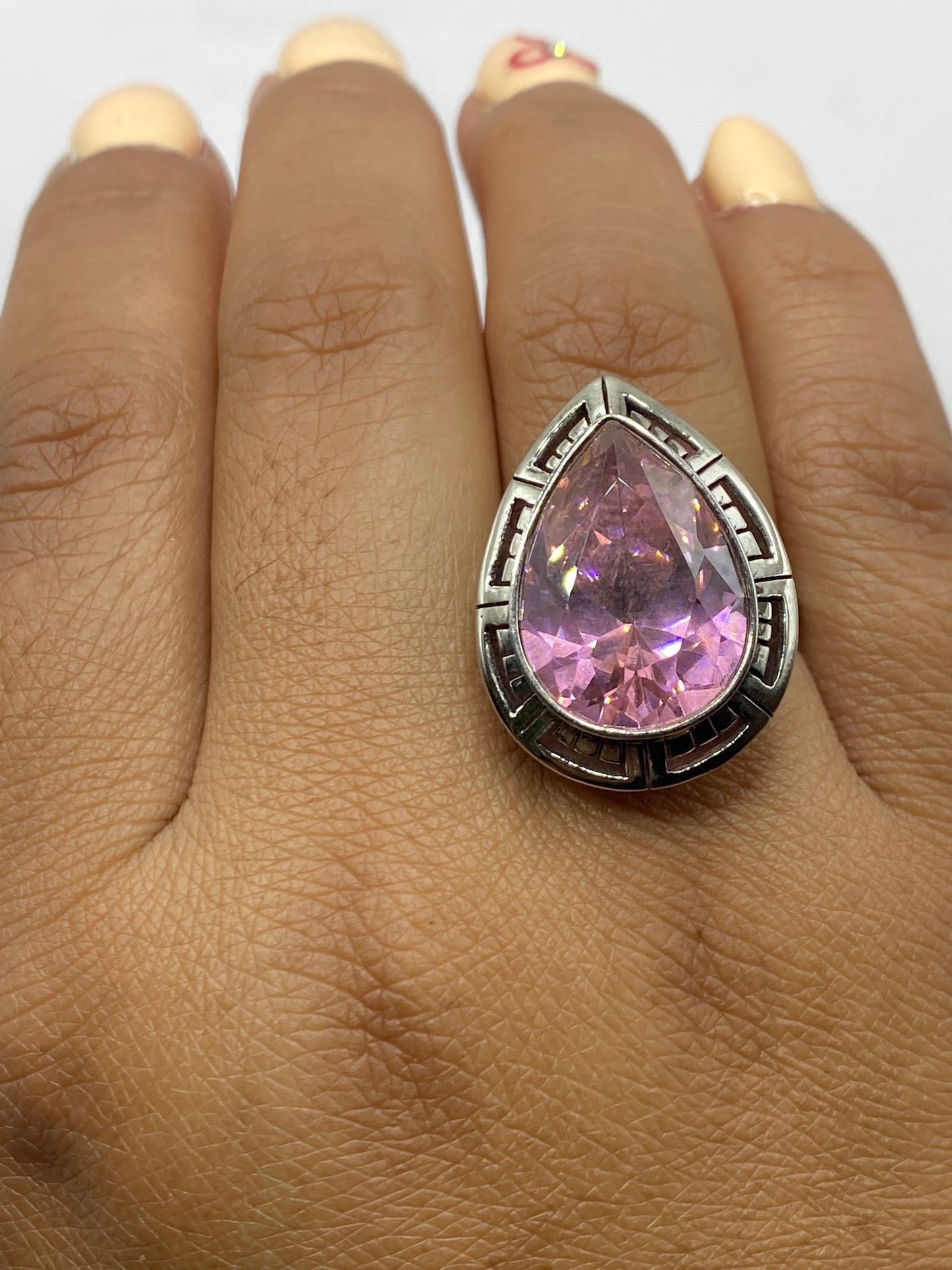 Anillo en la mano mostrando brillo y talla ajustable de la pieza