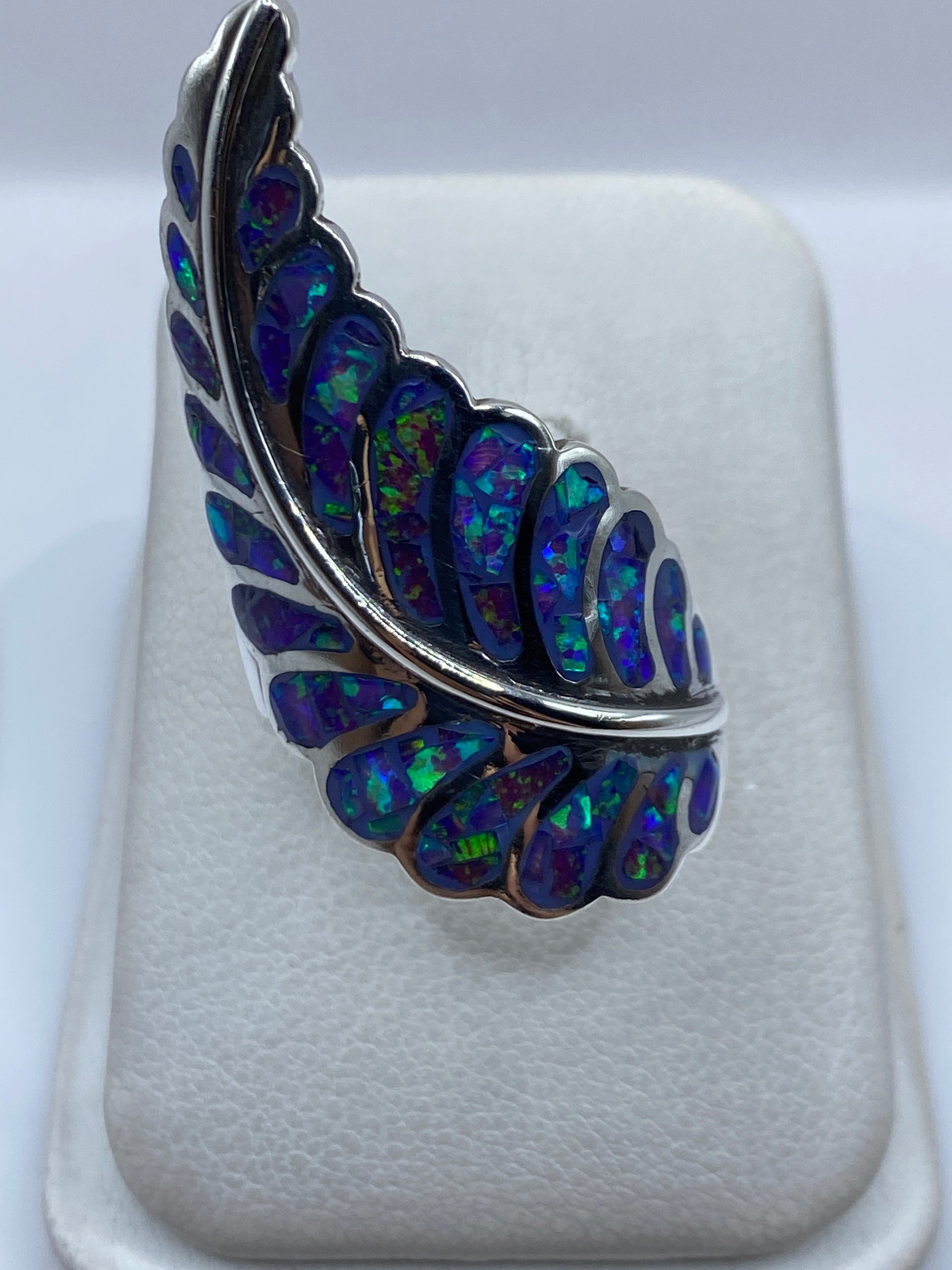 Anillo de plata .950 con ópalo de fuego morado en forma de ala sobre banda texturizada