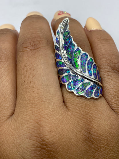 Anillo sobre dedo mostrando cómo brilla el ópalo con la luz natural