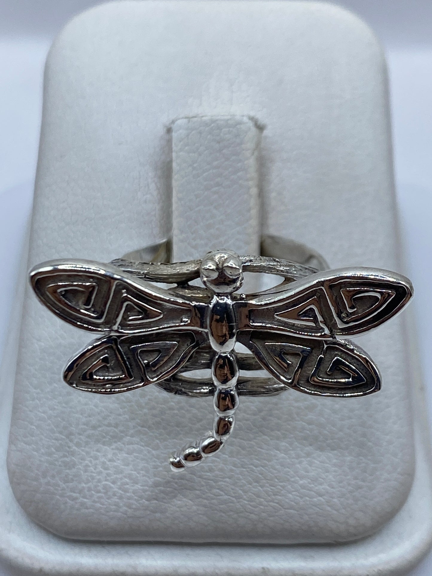 Anillo de plata .950 con diseño de libélula geométrica en talla 8