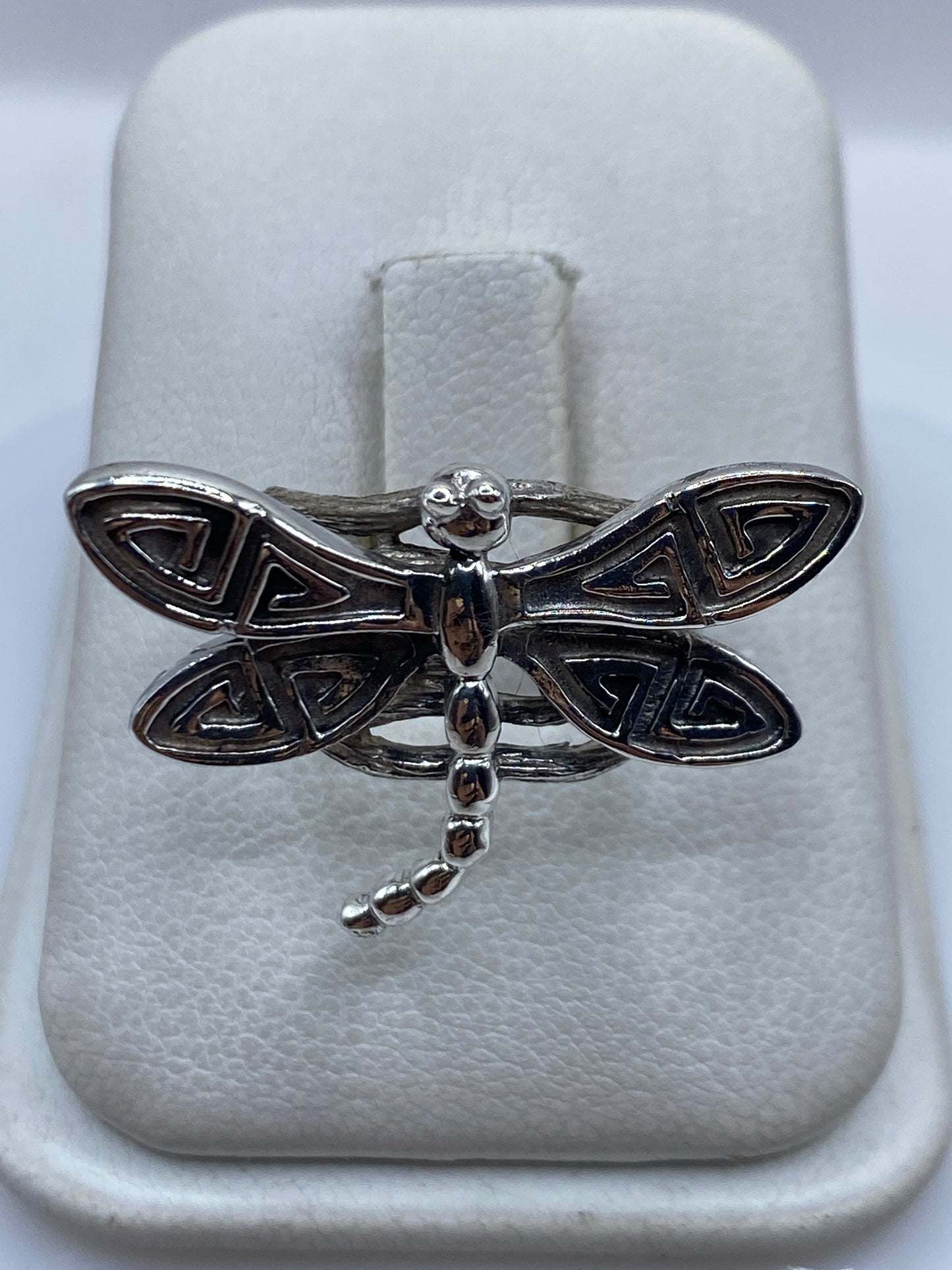 Anillo de plata .950 con diseño de libélula prehispánica, alas abiertas con motivos geométricos aztecas