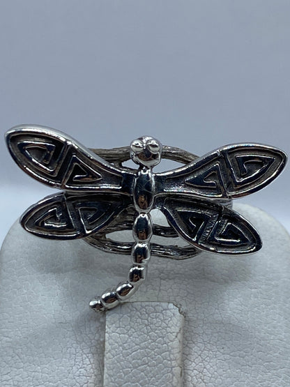 Anillo libélula de plata .950 en la mano, brillo pulido