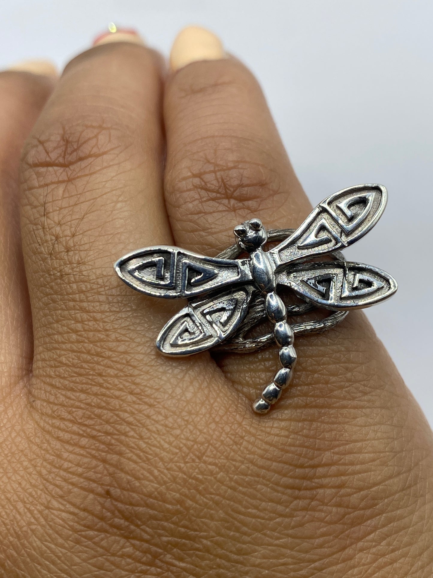 Vista superior del anillo libélula — diseño prehispánico en relieve, plata .950 con Quinto