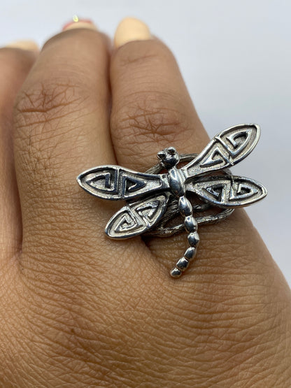 Vista superior del anillo libélula — diseño prehispánico en relieve, plata .950 con Quinto