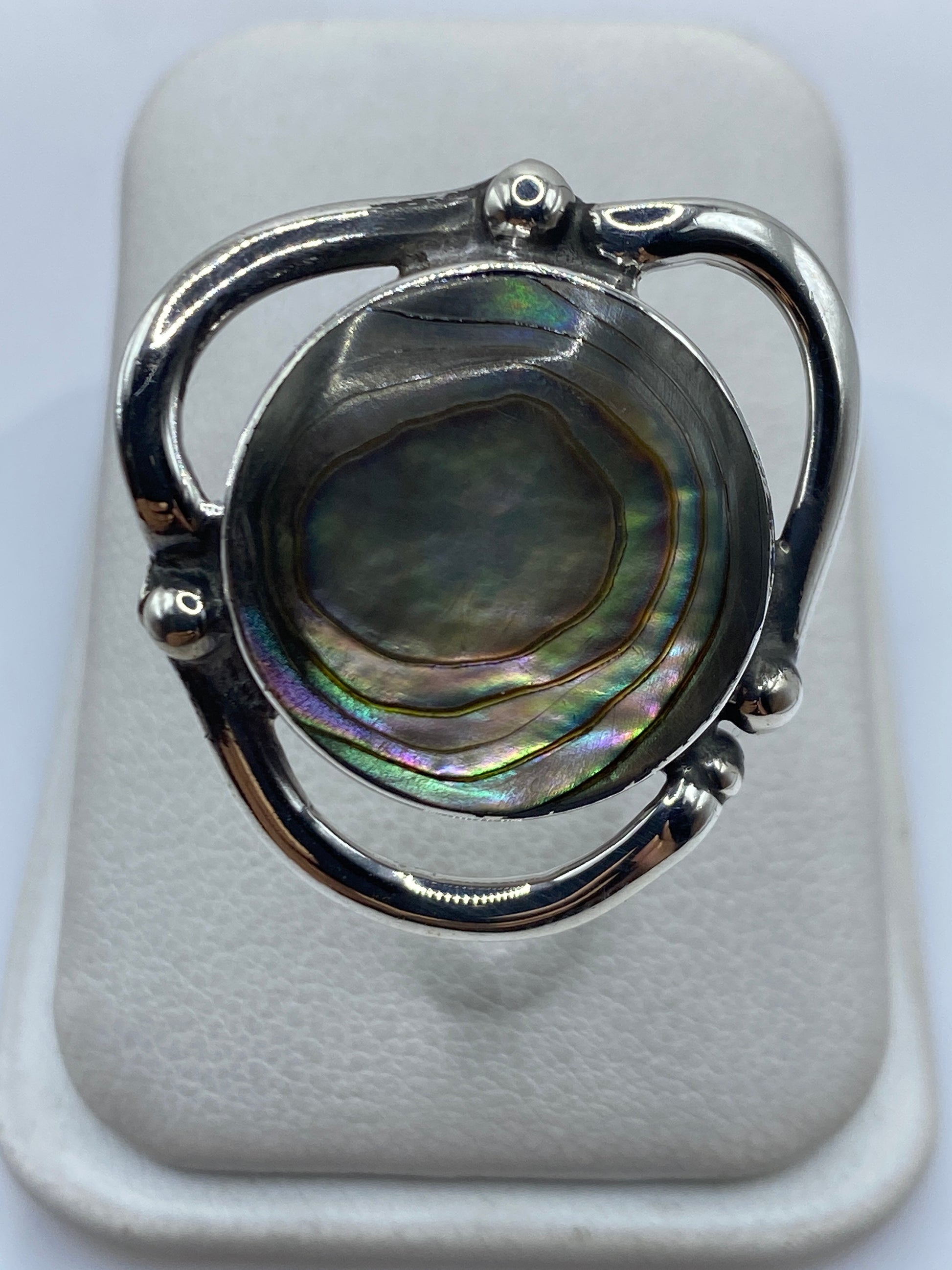 Anillo de plata .950 ajustable con piedra natural en la mano de una mujer