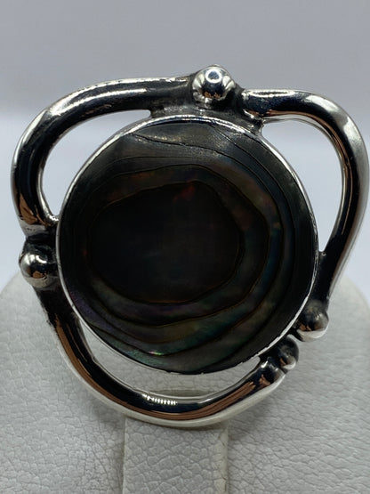 Detalle del engaste a mano y pulido de la plata .950