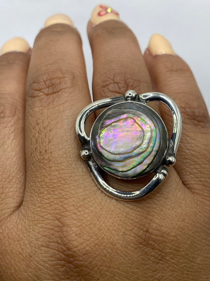 Anillo sobre escala mostrando peso de 9.7 gramos y SKU 004921