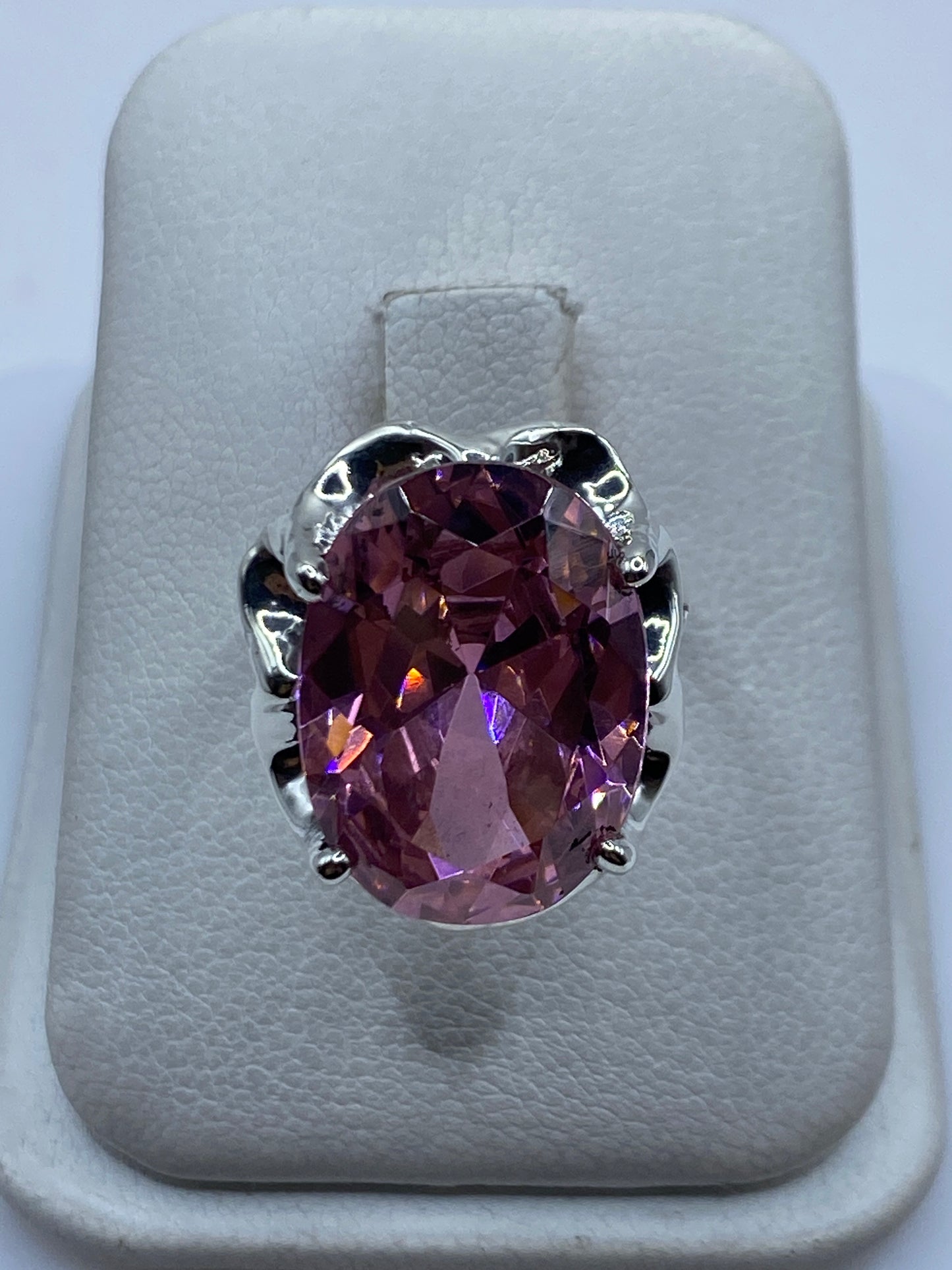 Anillo de plata con circonia rosa grande engastada a mano, vista frontal