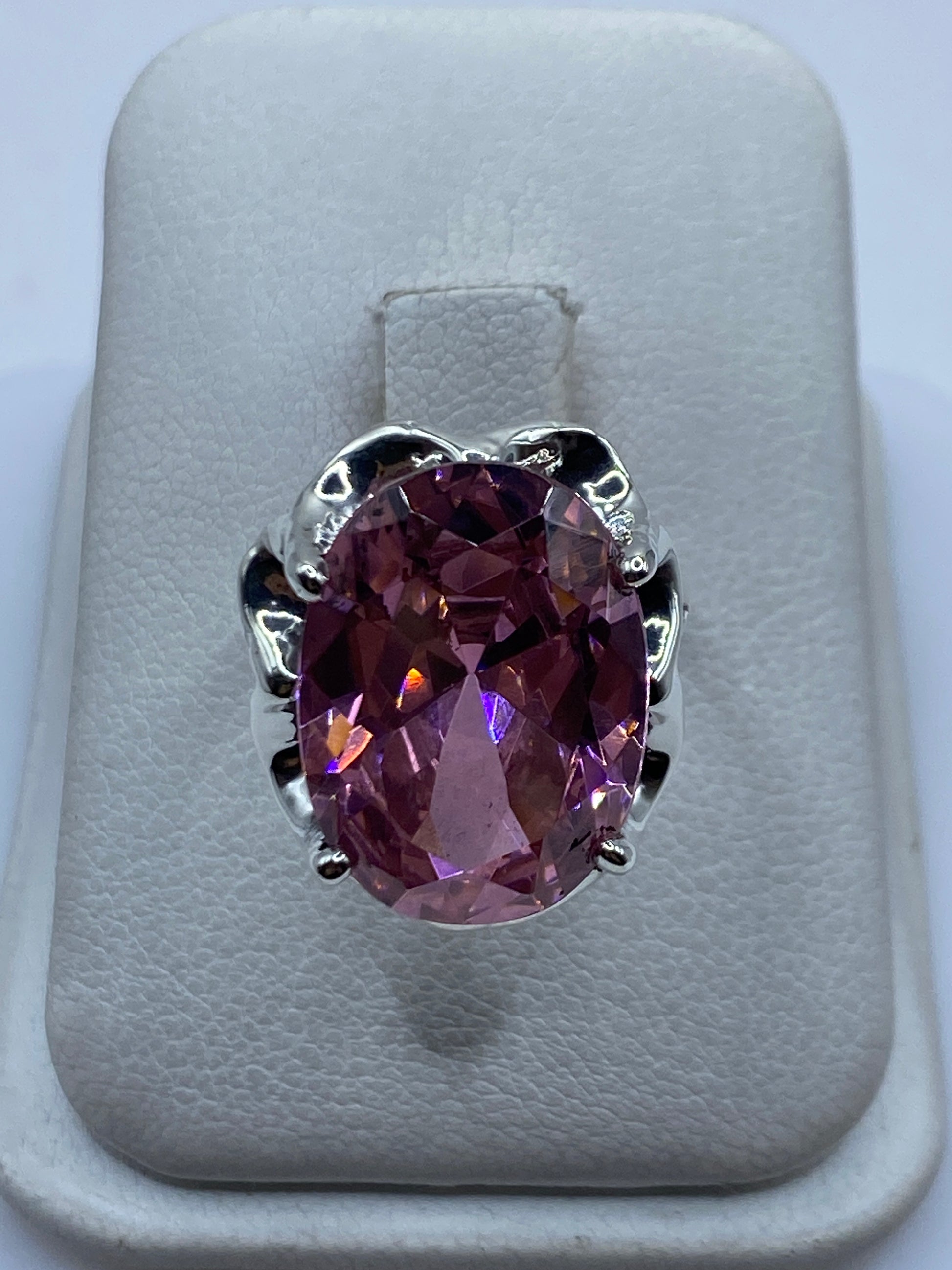 Anillo de plata con circonia rosa grande engastada a mano, vista frontal