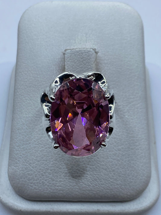 Anillo de plata con circonia rosa grande engastada a mano, vista frontal