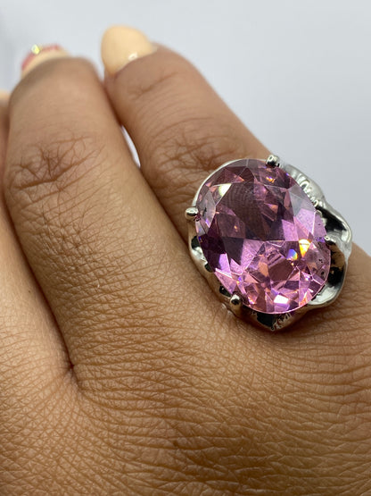Anillo sobre blanco, viendo el Quinto .925 grabado en el interior