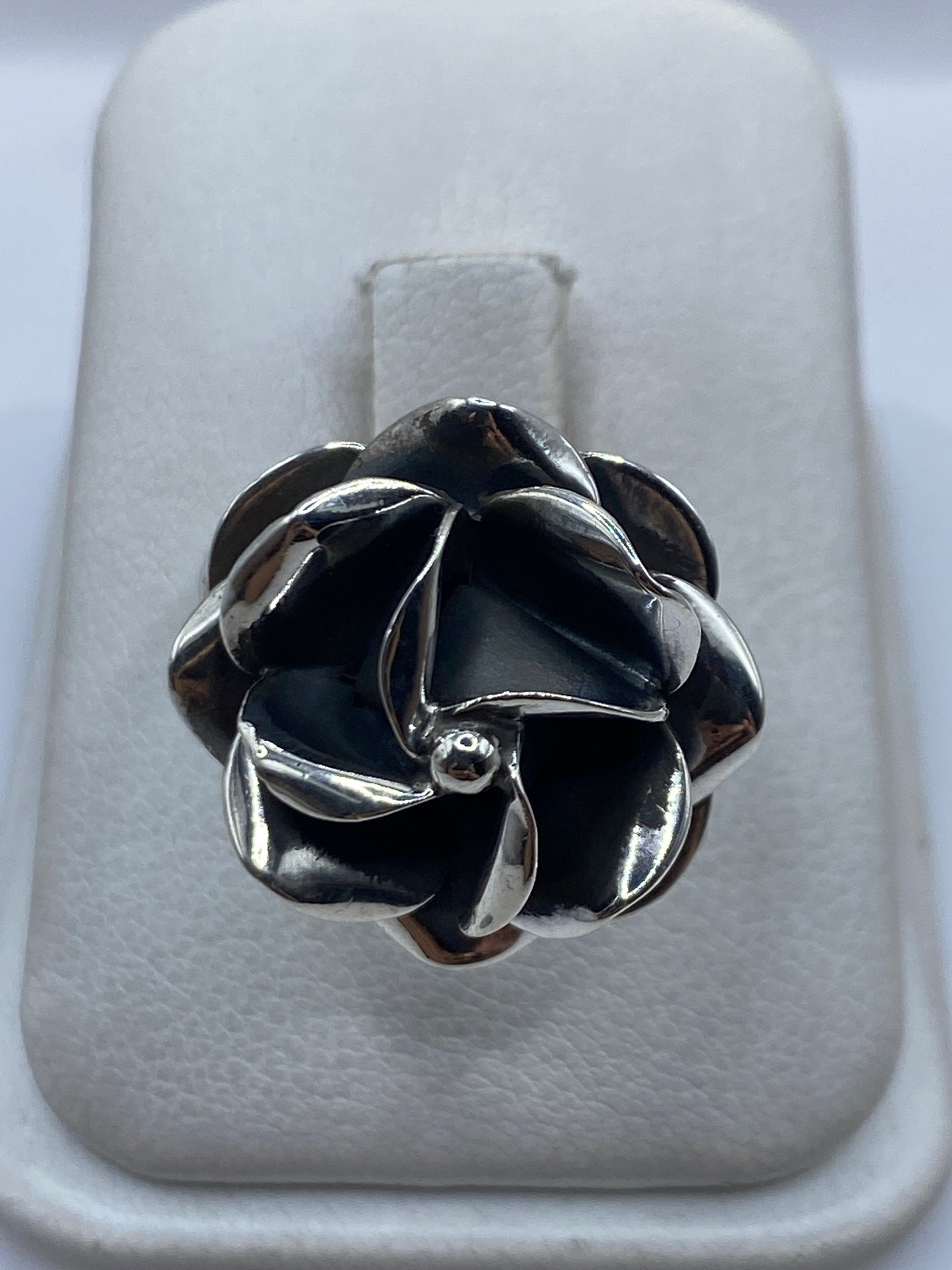 Anillo de plata en forma de rosa con pétalos en relieve, anillo ajustable