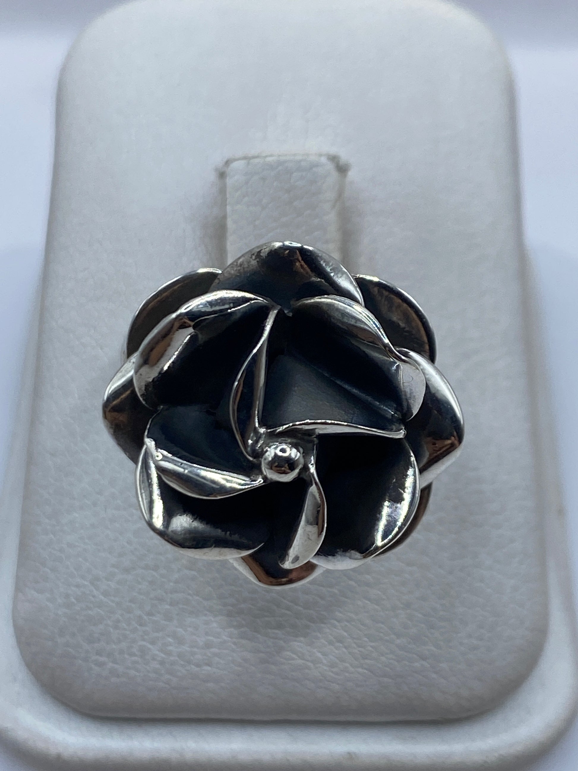 Anillo de plata en forma de rosa con pétalos en relieve, anillo ajustable