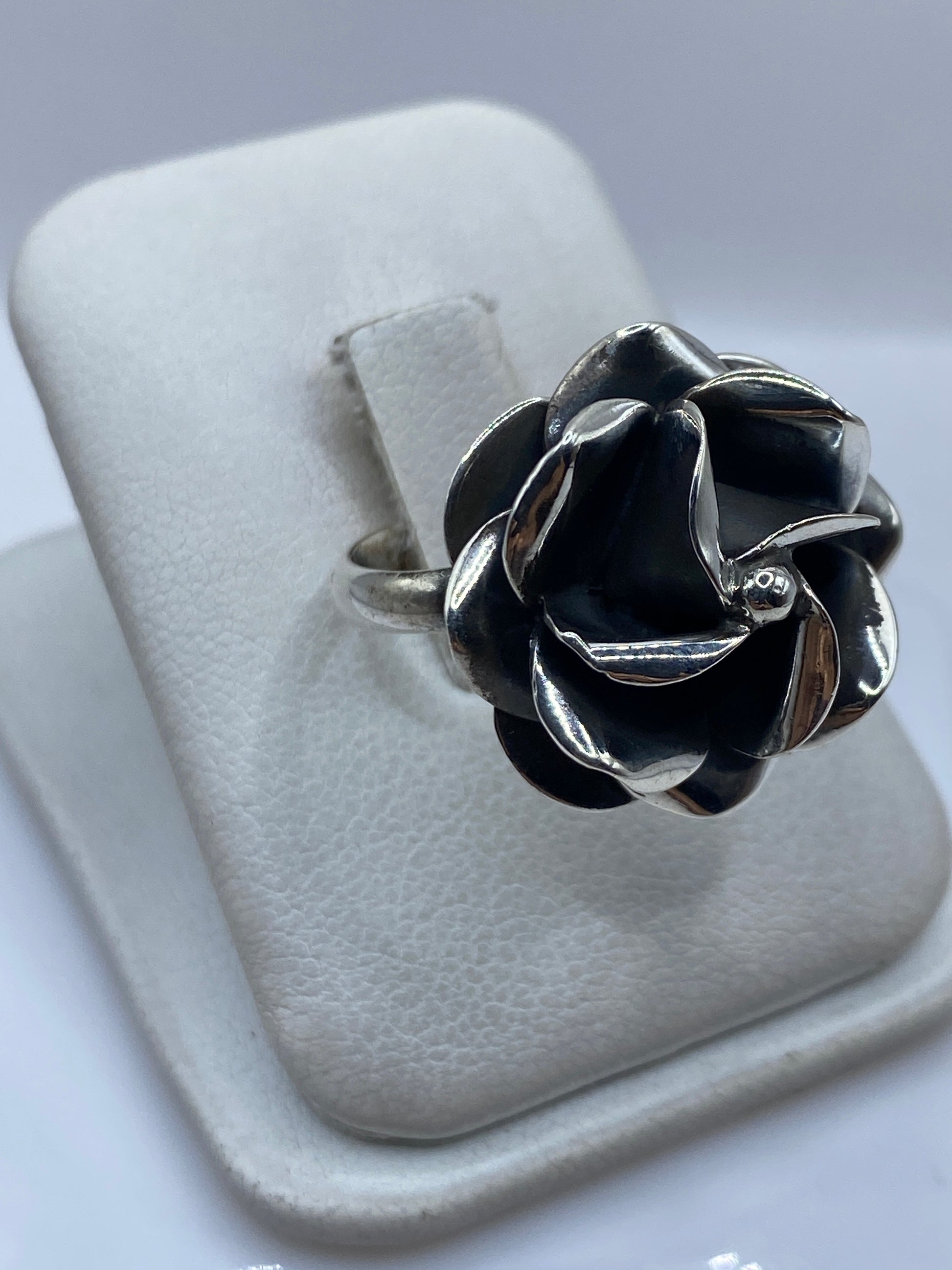 Detalle de los pétalos de la rosa en fundición de plata .925