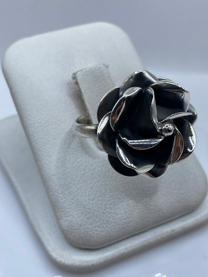 Detalle de los pétalos de la rosa en fundición de plata .925