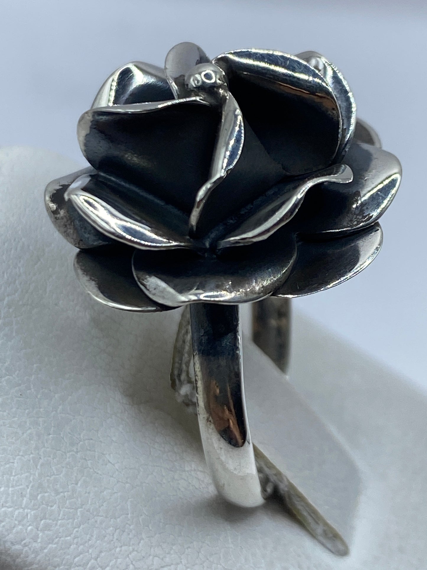 Anillo rosa de Taxco en la mano, mostrando el ajuste y brillo