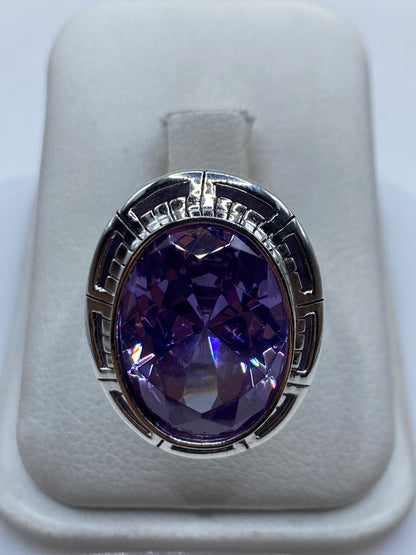 Anillo ajustable de plata .925 con circonia lavanda en marco art-déco, visto de frente