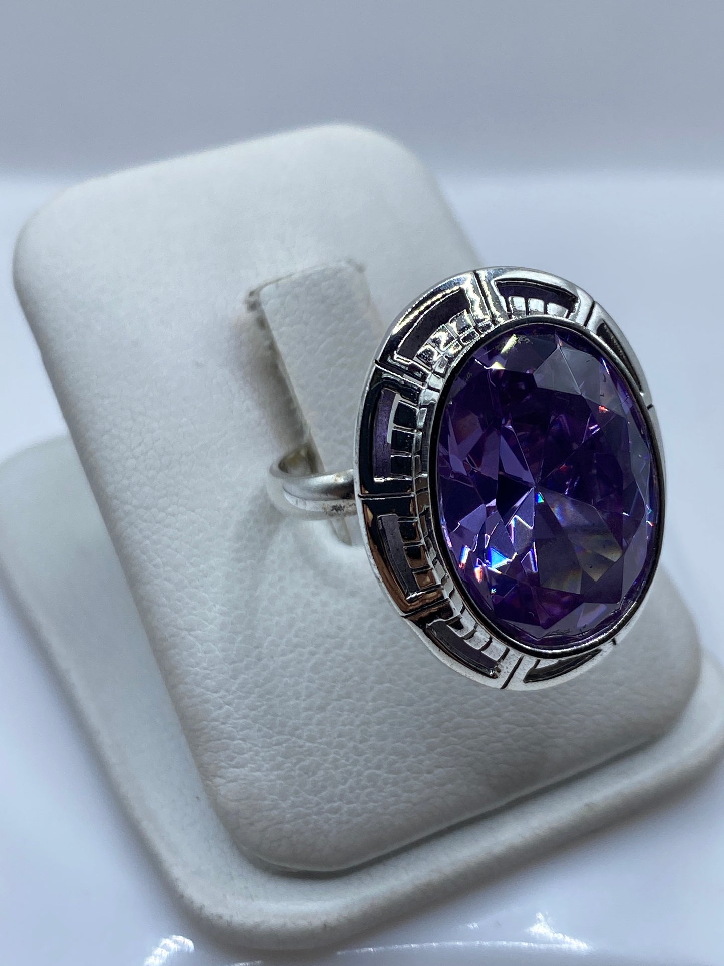 Anillo ajustable en la mano, mostrando la circonia de tono lavanda en luz natural