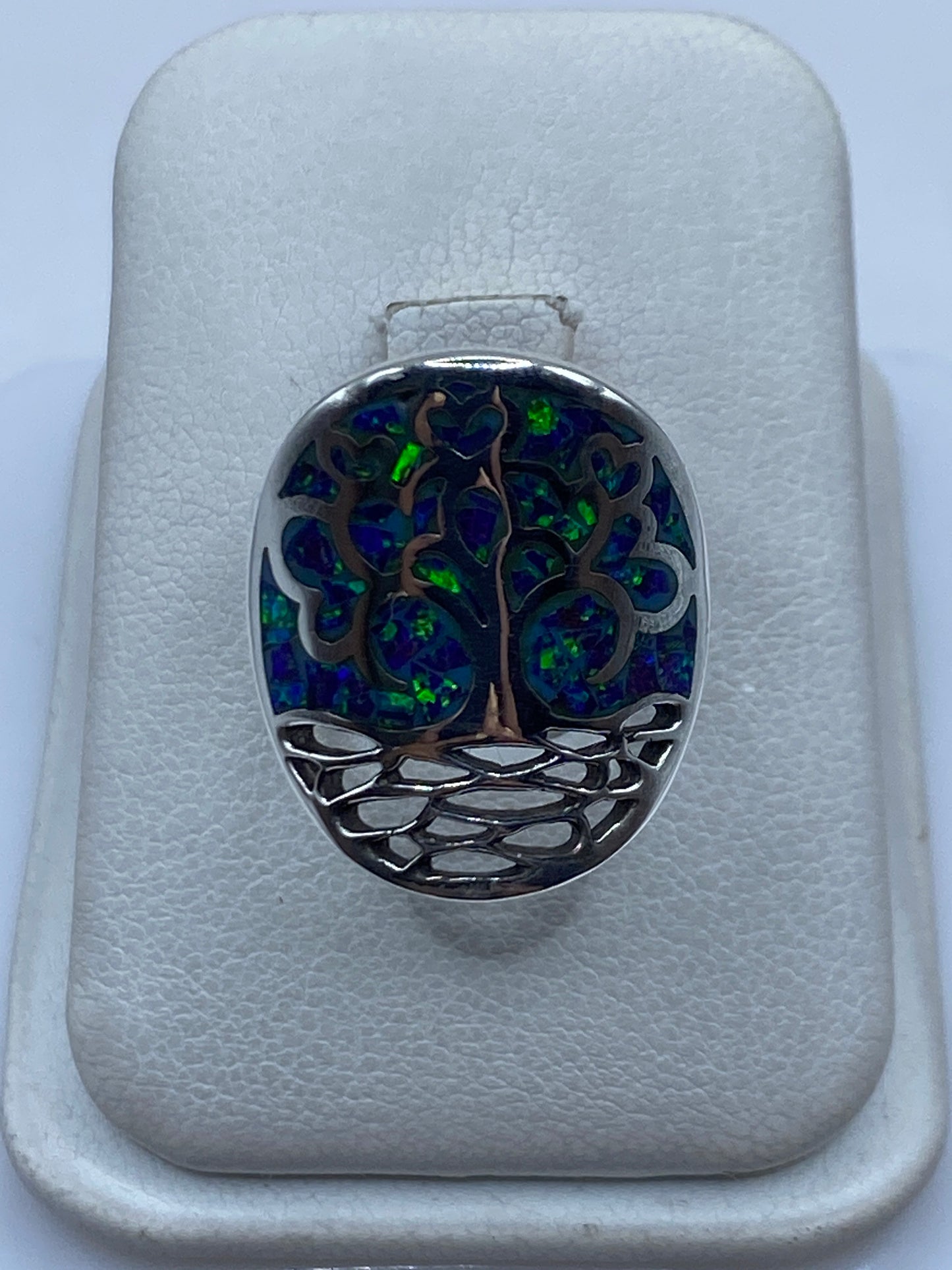 Anillo de plata .950 con Ópalo de Fuego morada engastado, vista frontal en estuche blanco