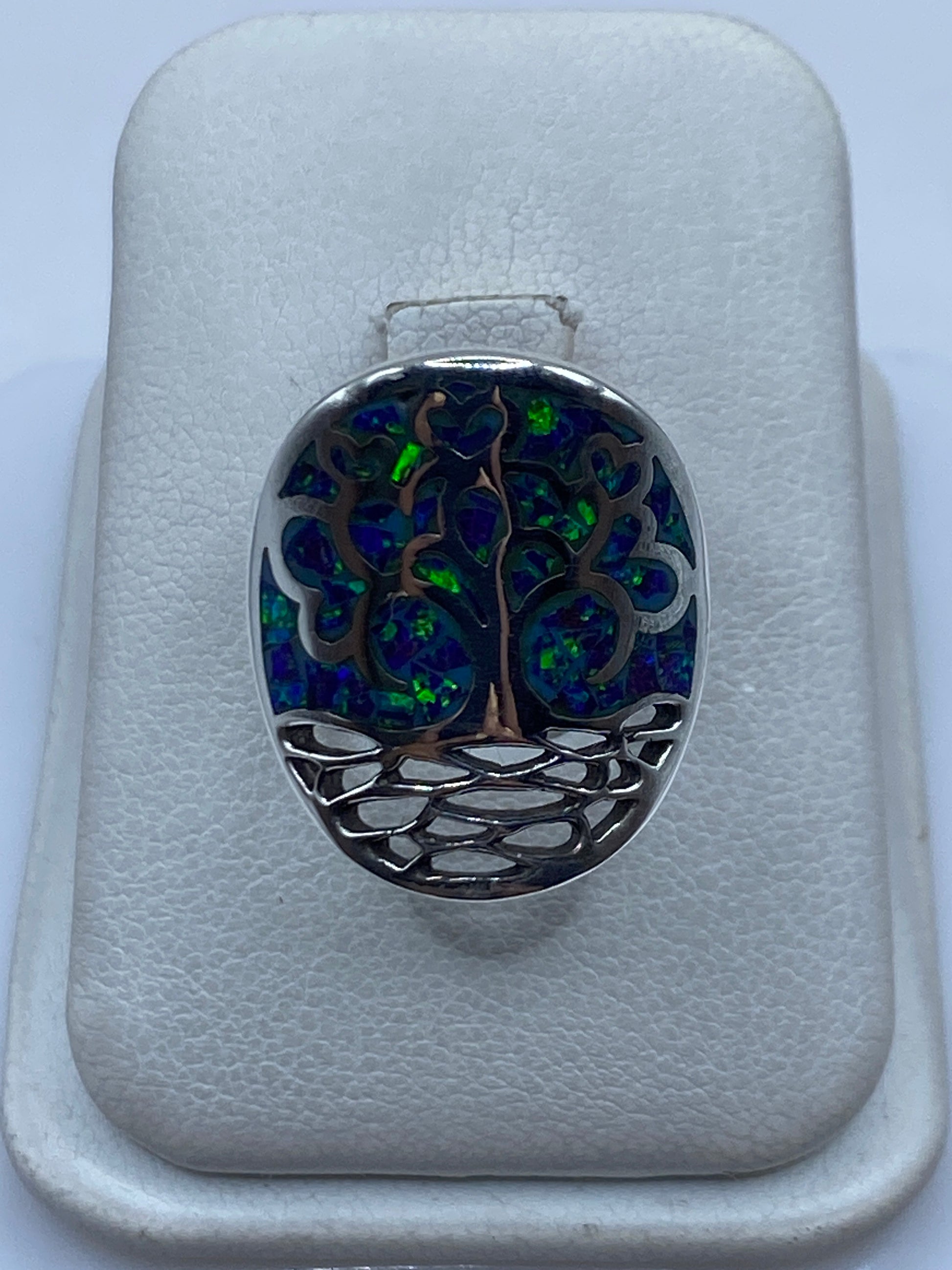 Anillo de plata .950 con Ópalo de Fuego morada engastado, vista frontal en estuche blanco