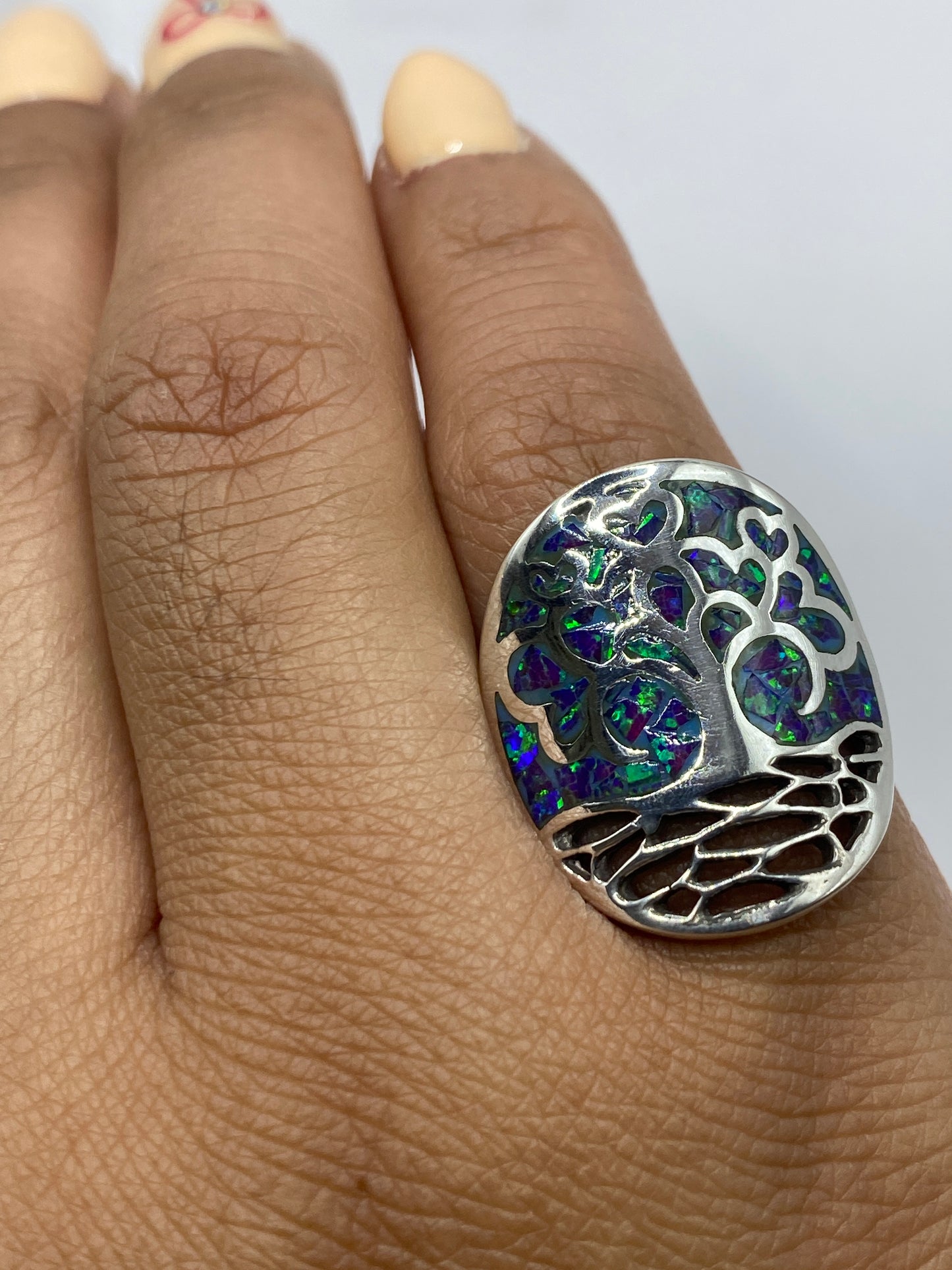 Anillo sobre fondo gris mostrando el Quinto .950 grabado