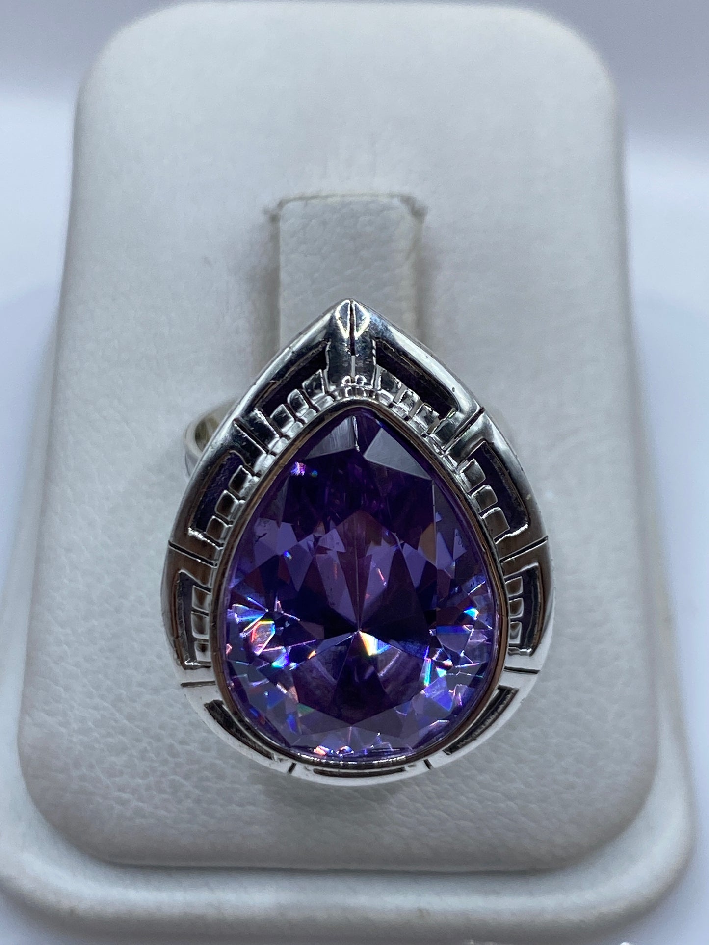Anillo de plata con circonia lavanda facetada en teardrop, sobre dedo femenino