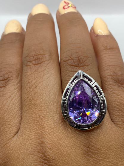 Anillo sobre fondo gris con marca 925 visible en el interior