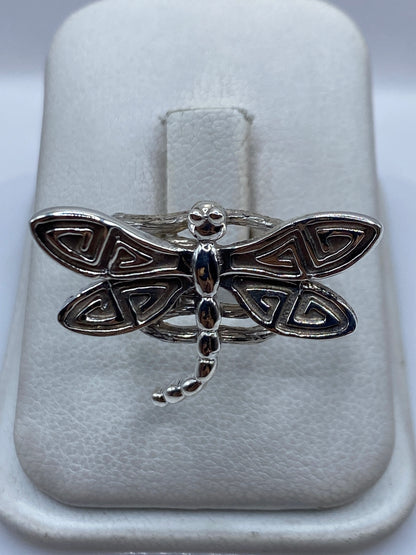 Anillo de plata .950 con diseño prehispánico de libélula en la mano de una mujer