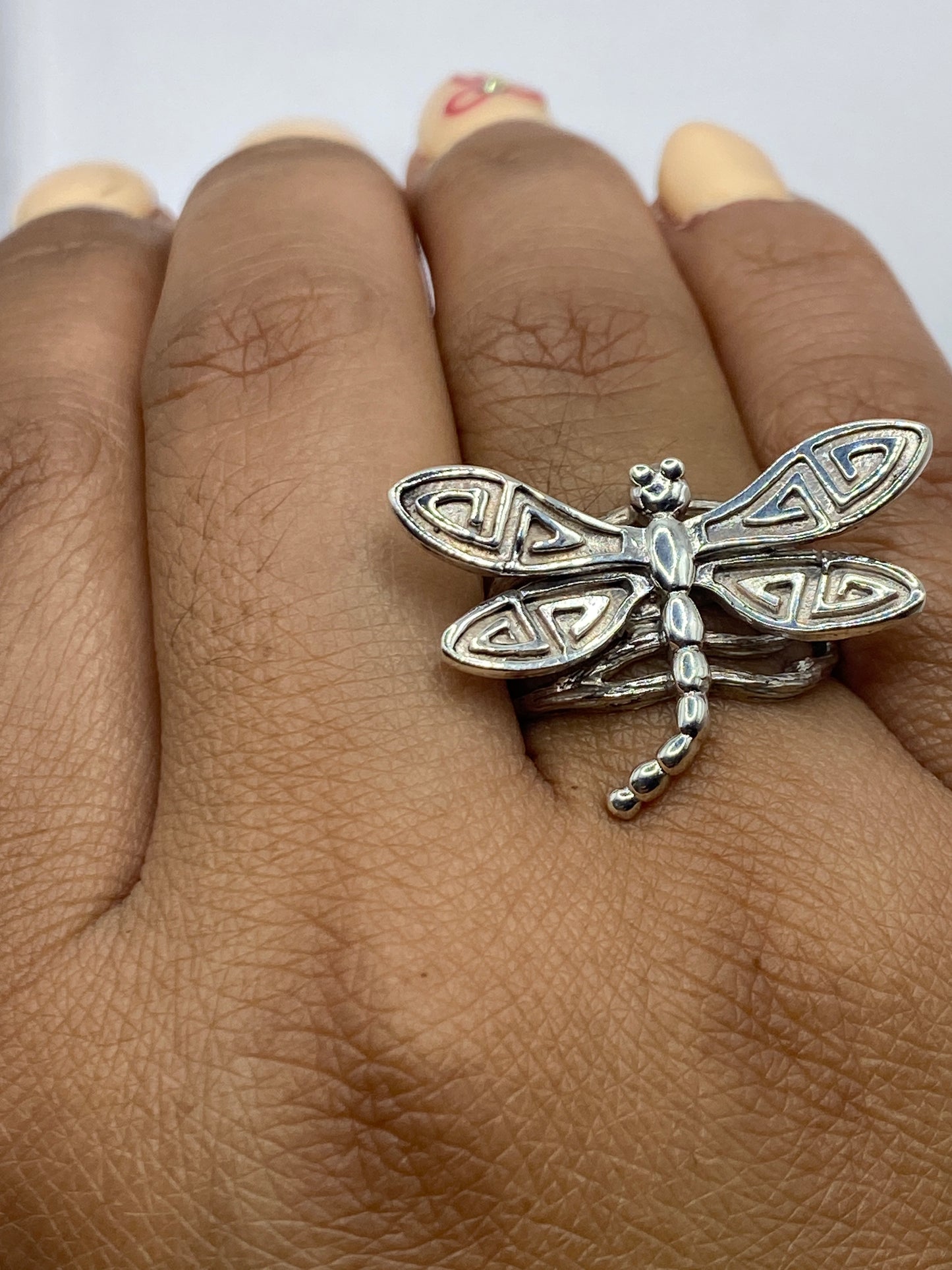Anillo sobre fondo blanco mostrando el Quinto .950 de autenticidad