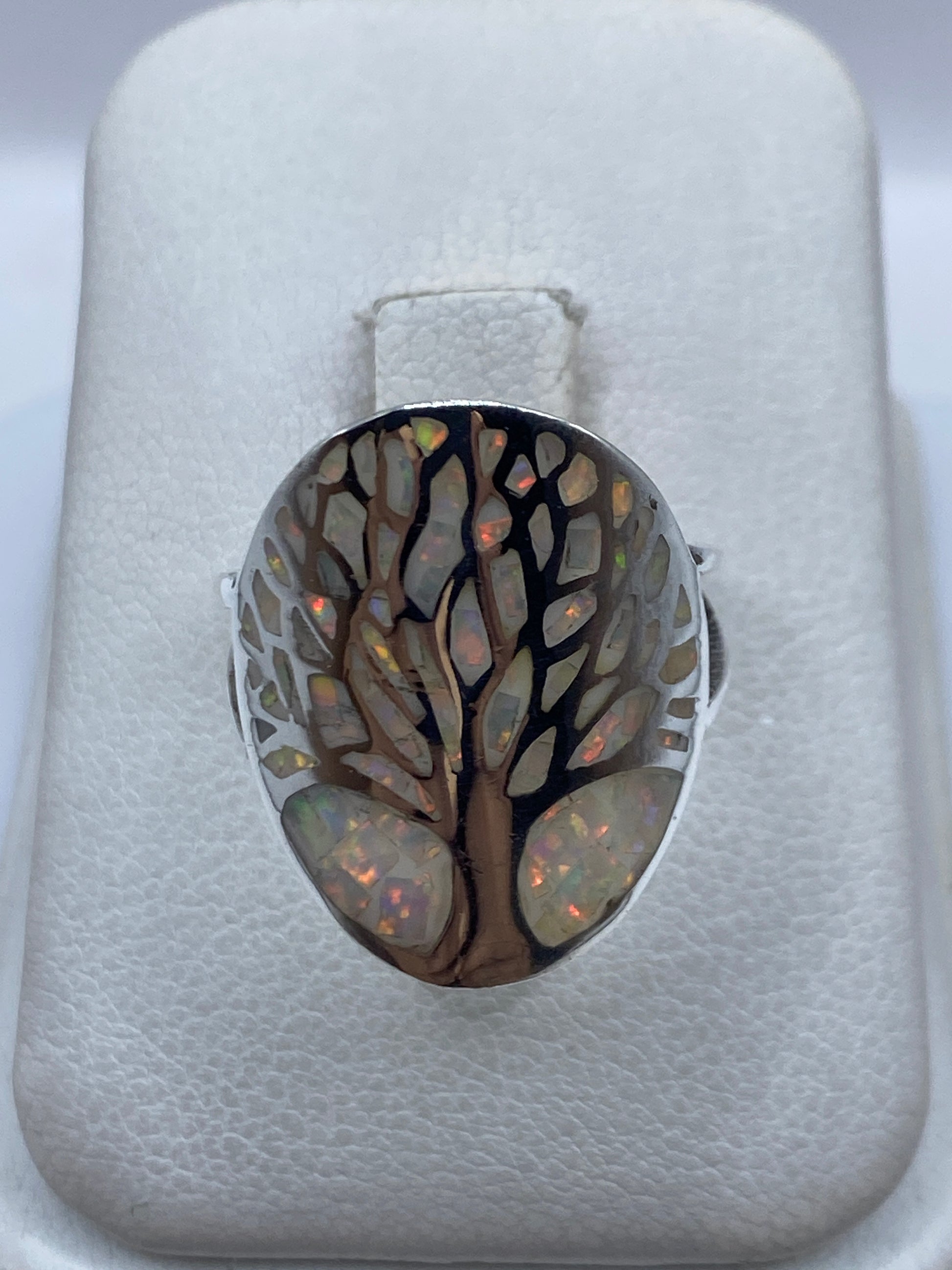 Anillo de plata con Ópalo de Fuego multicolor en la mano de una mujer