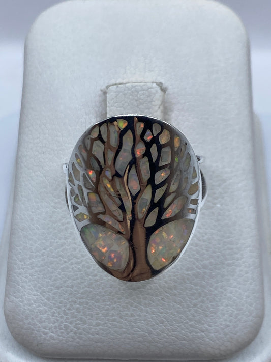 Anillo de plata con Ópalo de Fuego multicolor en la mano de una mujer