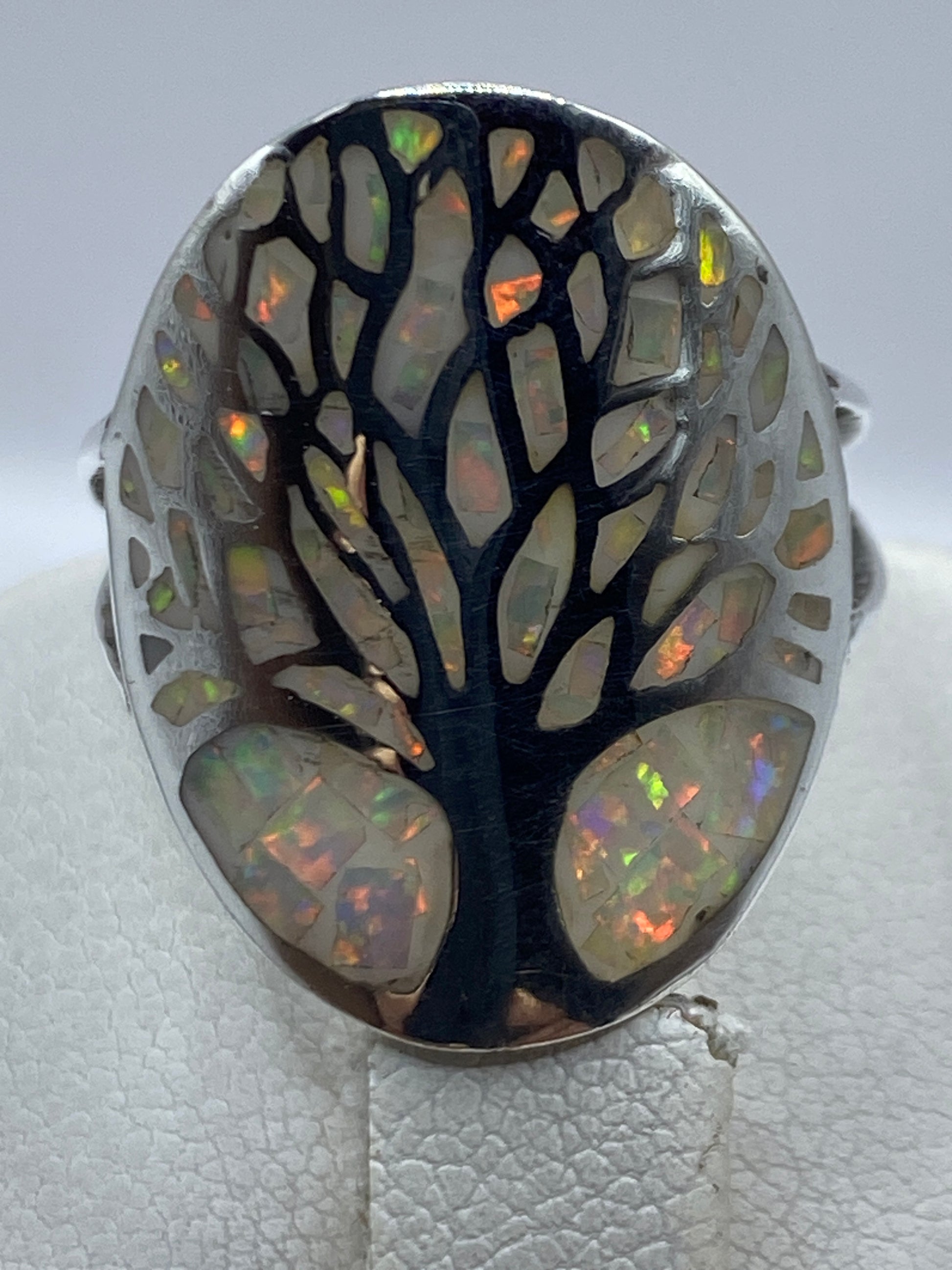 Detalle de la incrustación a mano del Ópalo en plata .925