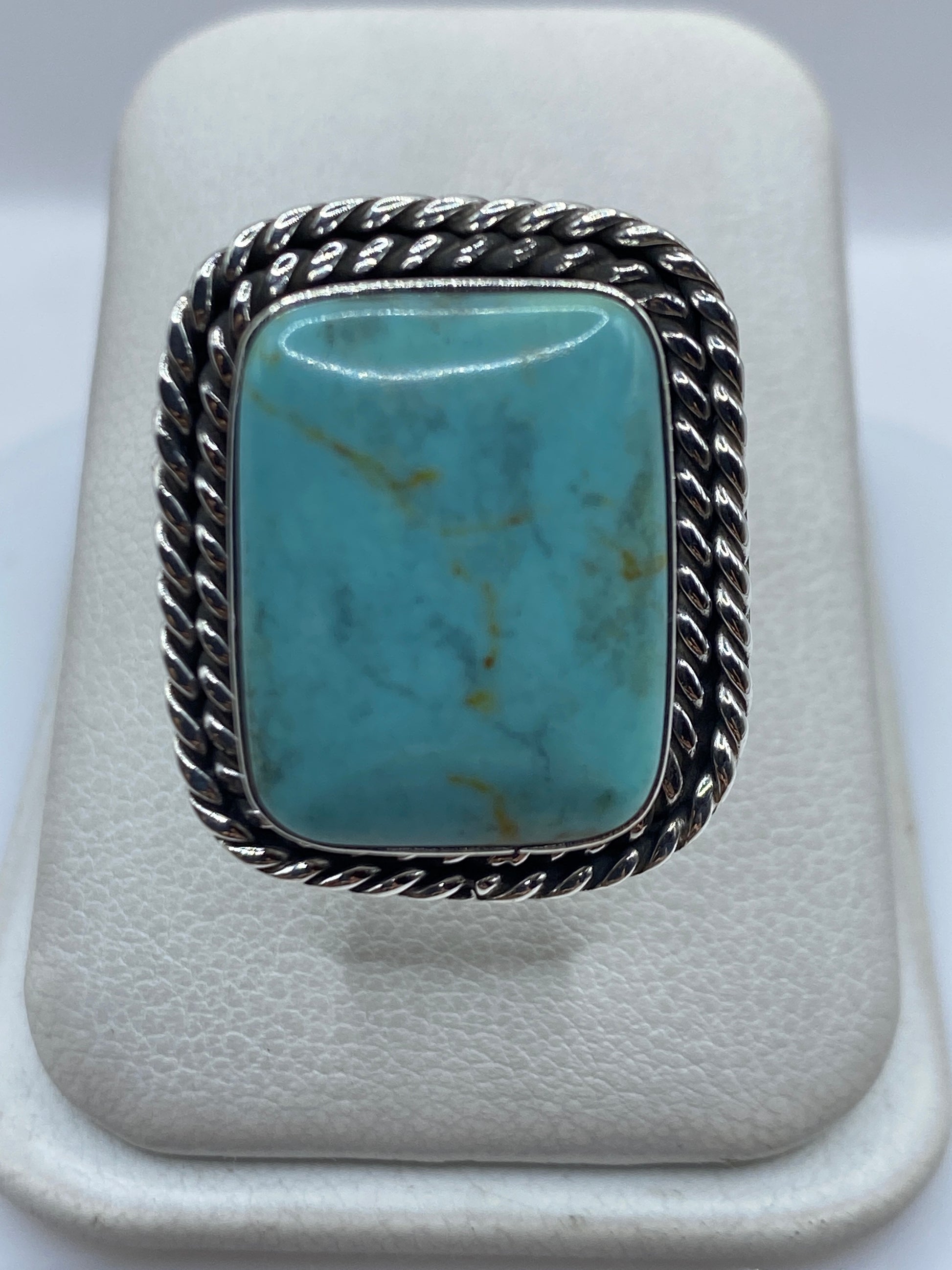Anillo de plata con turquesa azul cielo engastada, marco retorcido artesanal, vista frontal
