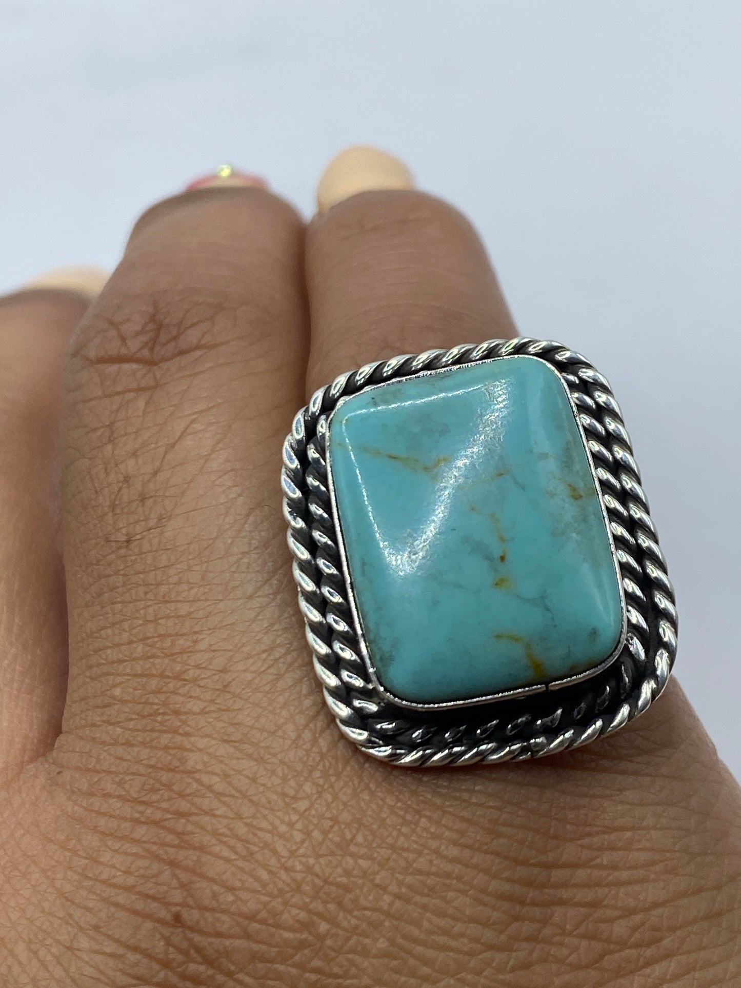 Reverso del anillo mostrando el Quinto .925 y acabado artesanal pulido