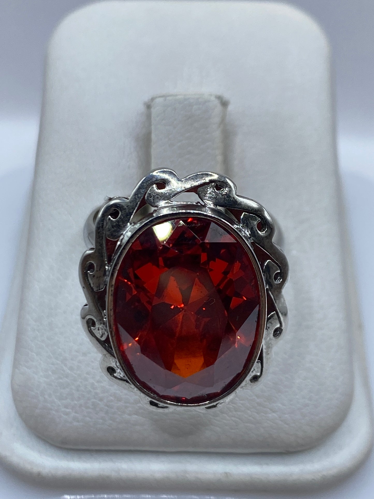 Anillo de plata ajustable con circonia roja grande, marco ornamental art-déco en dedo de mujer