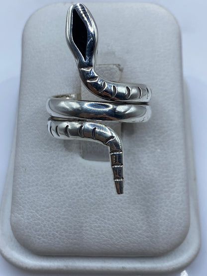 Anillo de plata serpiente escultural en talla 7, vista frontal sobre fondo blanco
