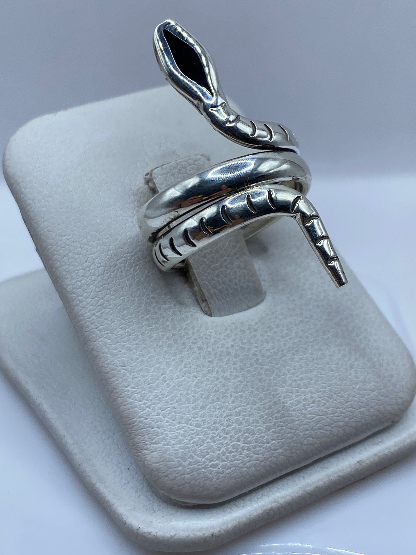 Anillo de plata .925 en forma de serpiente envuelta, vista lateral en la mano