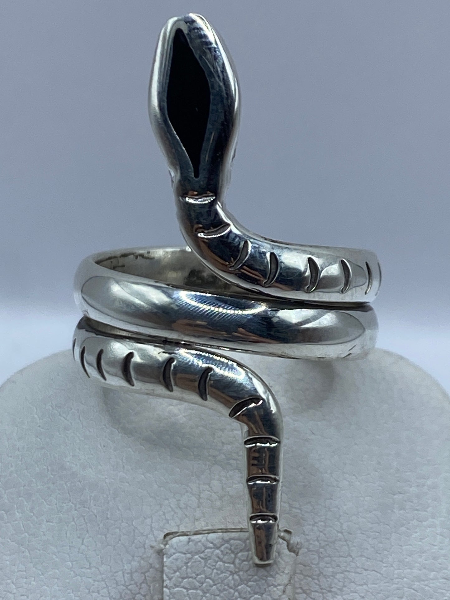 Detalle del pulido espejo y la precisión de la fundición del anillo serpiente